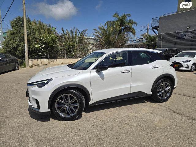 מודעת רכב לקסוס  LBX 1