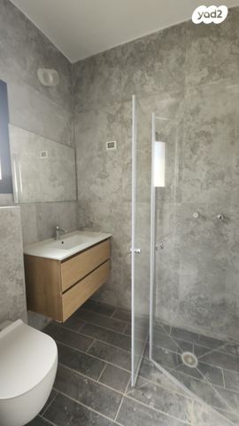 עין המערה 11