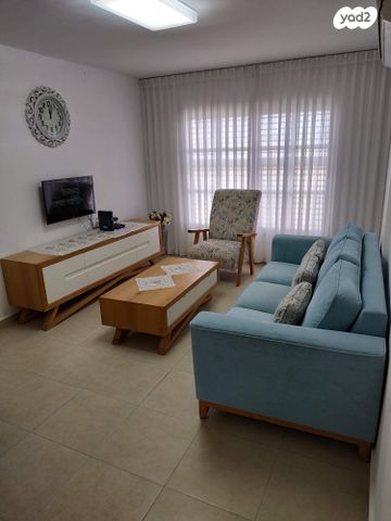 שדרות ירושלים 8