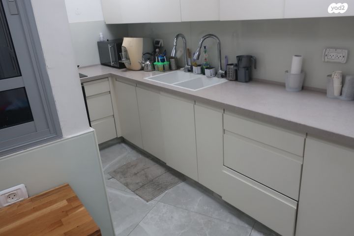 יגאל אלון 24