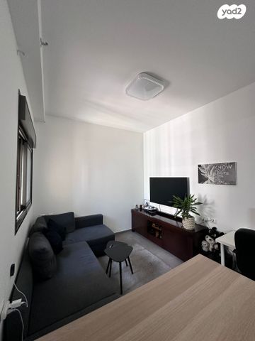 אריק לביא 12