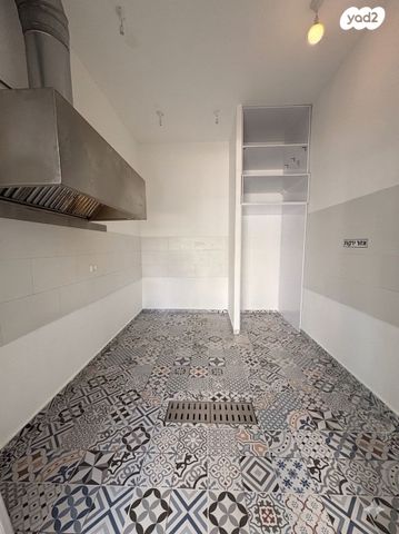 חנויות/ שטח מסחרי, פועלי הרכבת, גבעתיים