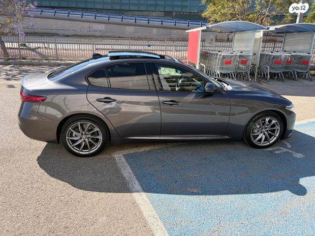 מודעת רכב אלפא רומיאו ג'וליה