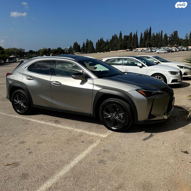 מודעת רכב לקסוס UX