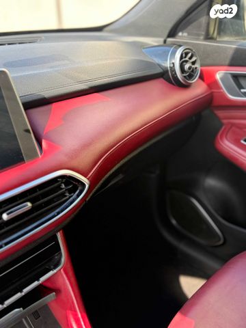 מודעת רכב אם ג'י EHS PHEV