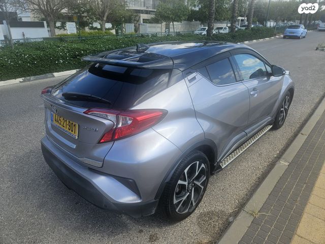 מודעת רכב טויוטה C-HR