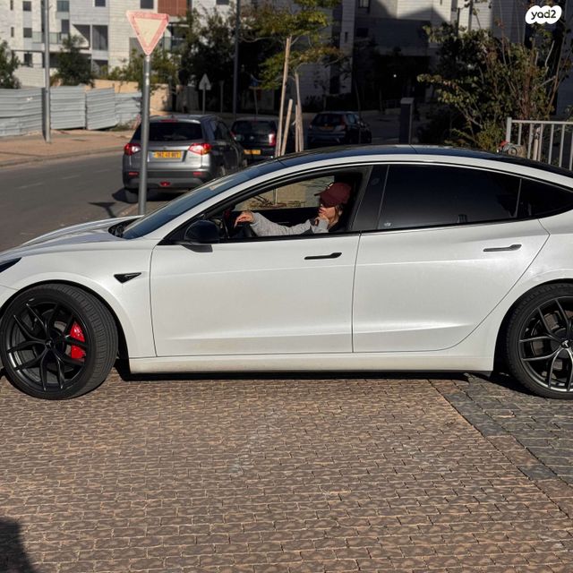 מודעת רכב טסלה מודל 3