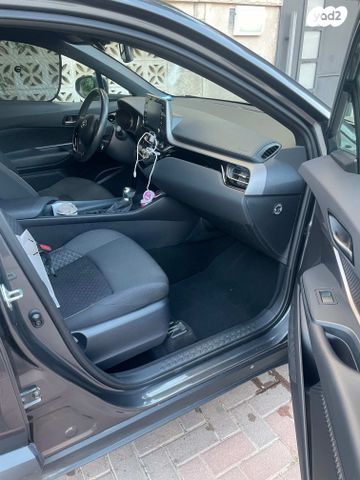 מודעת רכב טויוטה C-HR