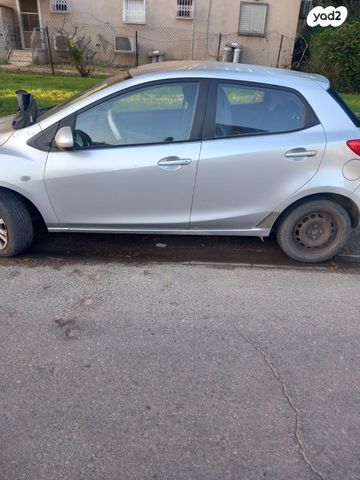 מודעת רכב מאזדה 2