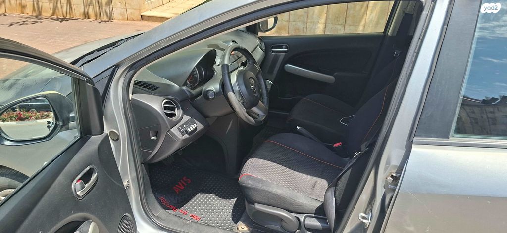 מודעת רכב מאזדה 2