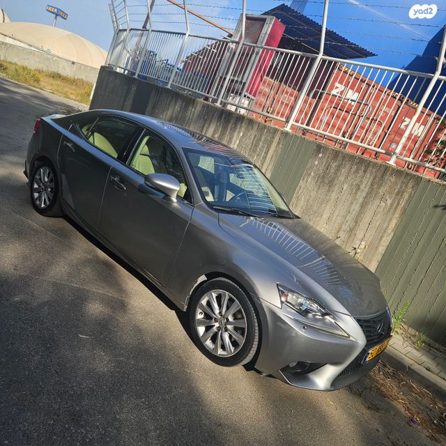 מודעת רכב לקסוס IS