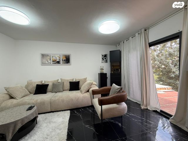 שדרות השושנים 6