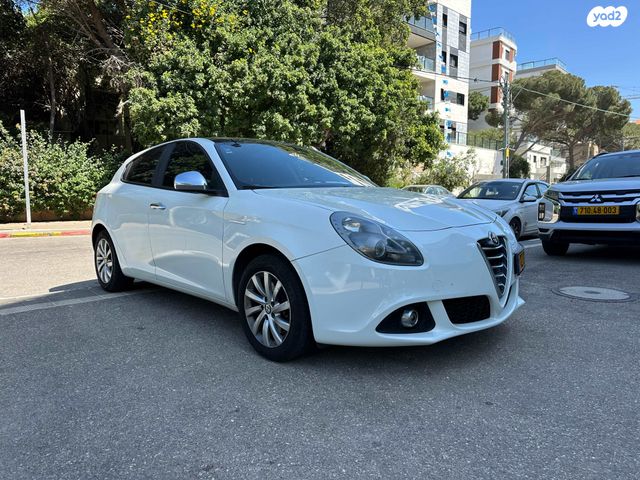 מודעת רכב אלפא רומיאו ג'ולייטה
