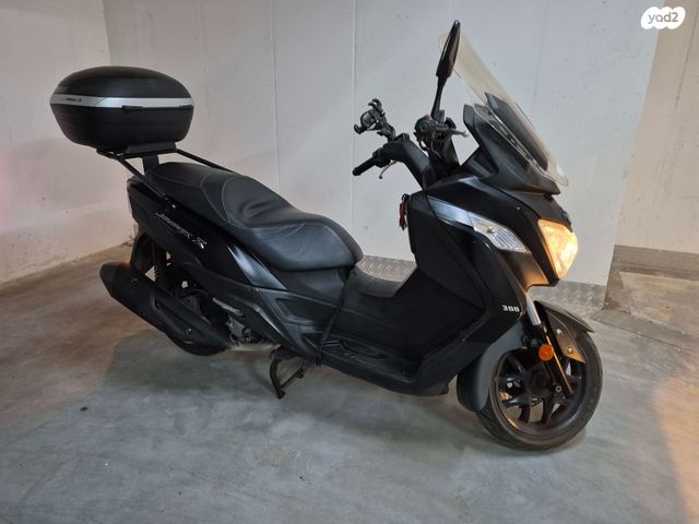 מודעת רכב סאן יאנג ג'וי-מקס Z-300