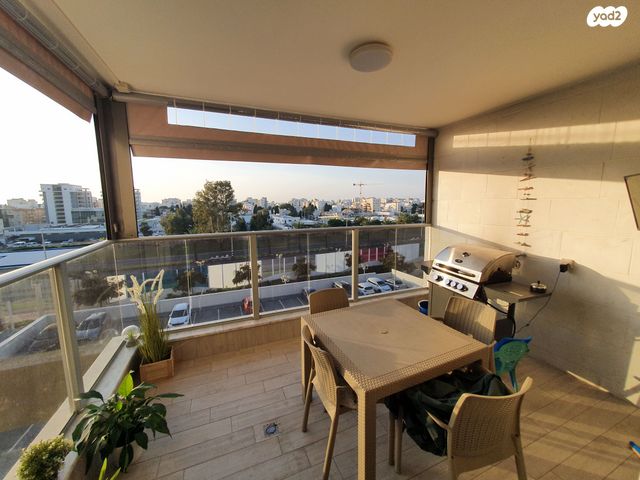 אפרים שריר 25