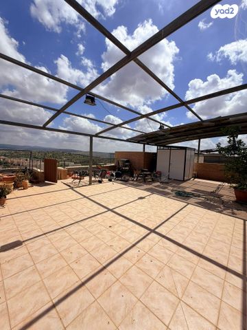 גג/ פנטהאוז, מודיעין מכבים רעות