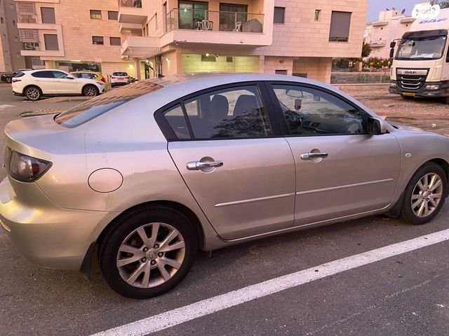 מודעת רכב מאזדה 3