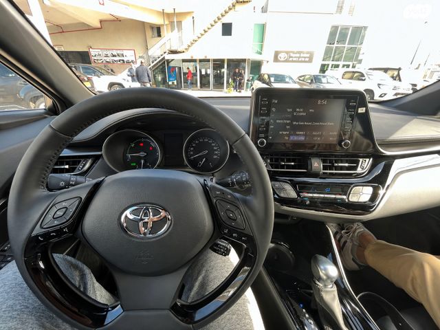 מודעת רכב טויוטה C-HR