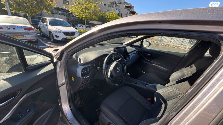 מודעת רכב טויוטה C-HR
