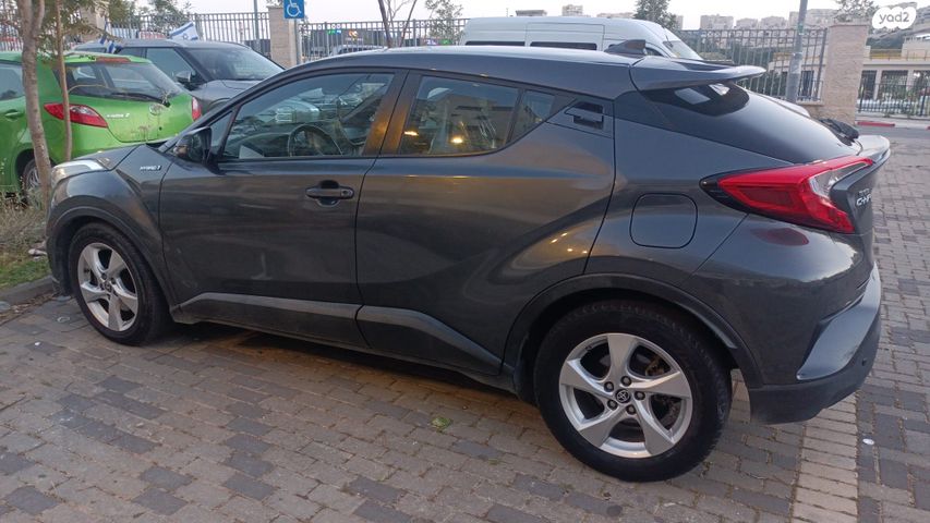 מודעת רכב טויוטה C-HR