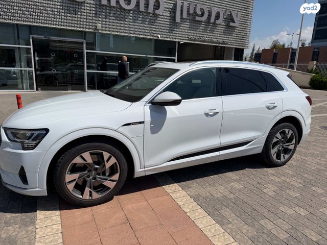 מודעת רכב אאודי E-tron