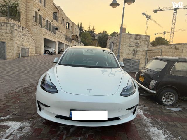 מודעת רכב טסלה מודל 3