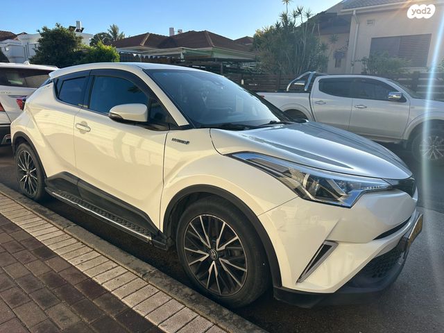 מודעת רכב טויוטה C-HR