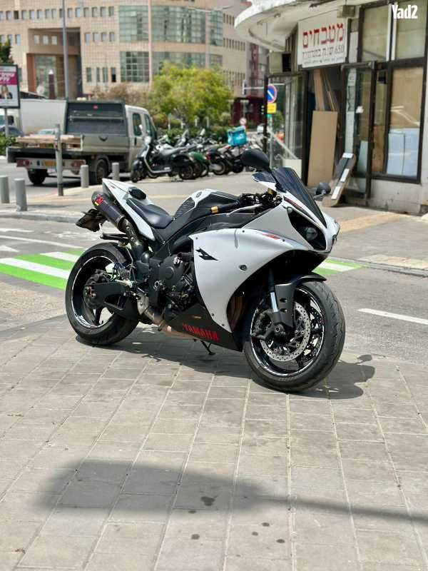 מודעת רכב ימאהה YZF-R1