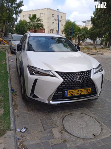 מודעת רכב לקסוס UX