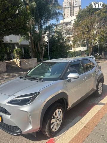 מודעת רכב טויוטה יאריס קרוס