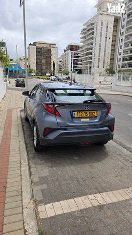 מודעת רכב טויוטה C-HR
