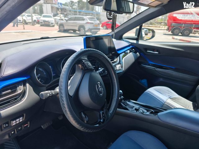 מודעת רכב טויוטה C-HR