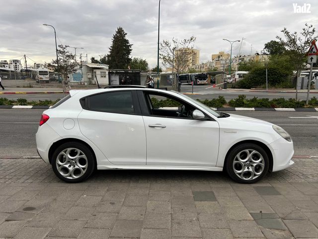 מודעת רכב אלפא רומיאו ג'ולייטה