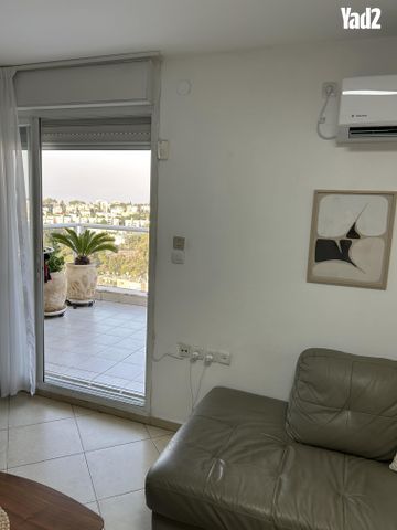 בת חן 22