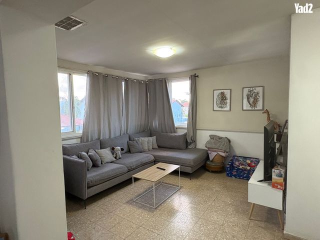 ענבל 11