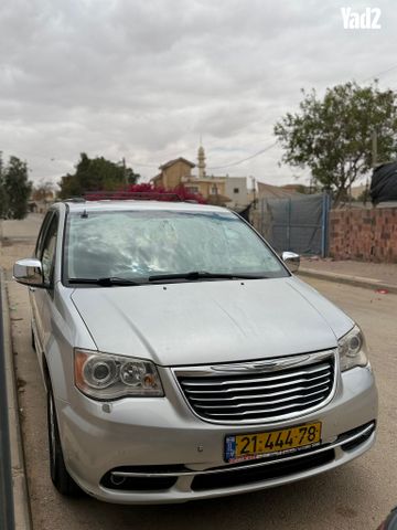 מודעת רכב קרייזלר גראנד וויאג'ר