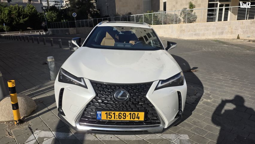 מודעת רכב לקסוס UX