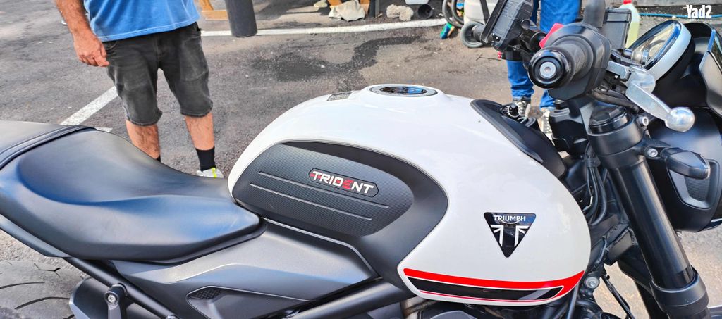 מודעת רכב טריומף Trident 660