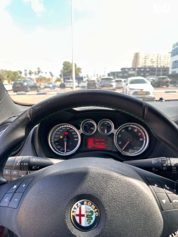 מודעת רכב אלפא רומיאו מיטו