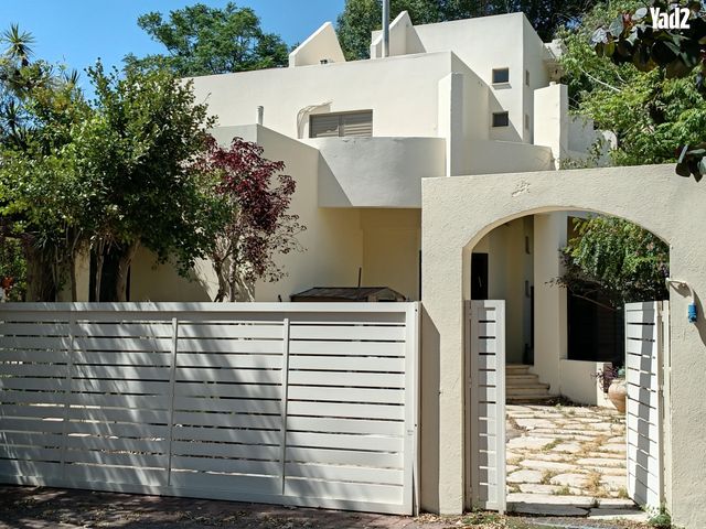 אלמוג 110