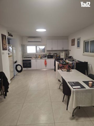 אורנים 8