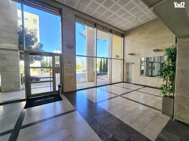 אייר 12