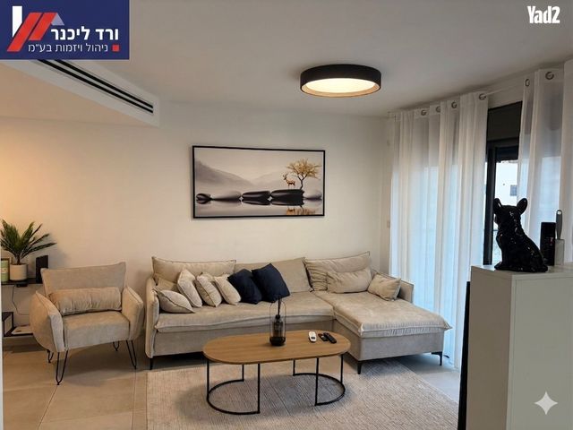 בצל האורנים