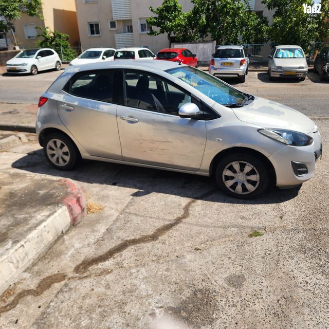 מודעת רכב מאזדה 2