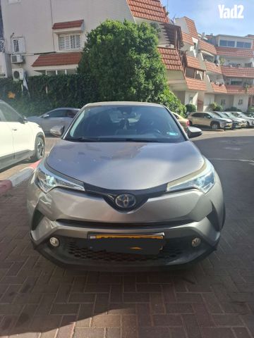 מודעת רכב טויוטה C-HR