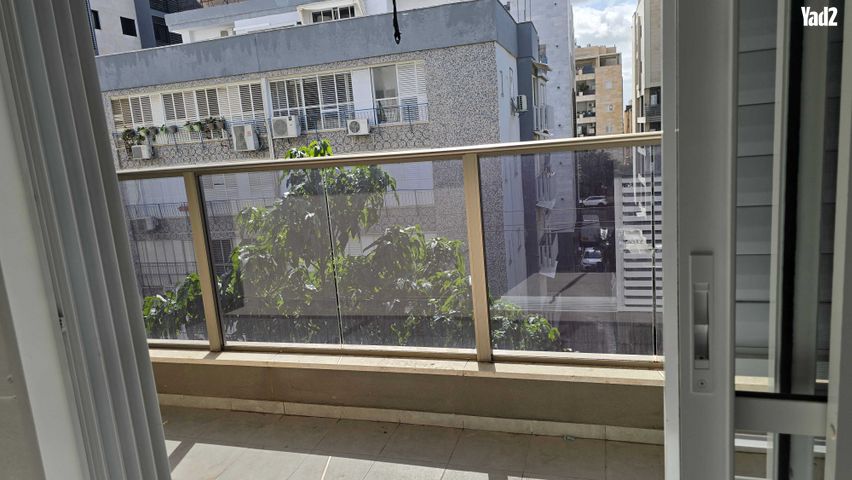 צבי הירשפלד 18