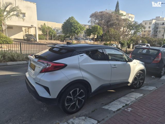 מודעת רכב טויוטה C-HR
