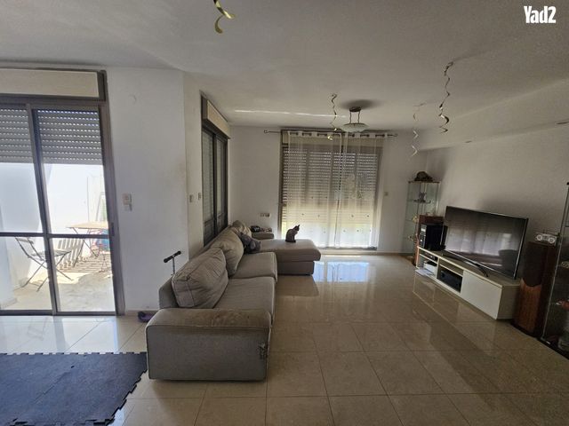 זכרון יעקב 42