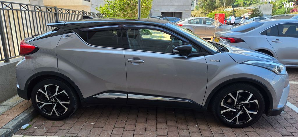 מודעת רכב טויוטה C-HR