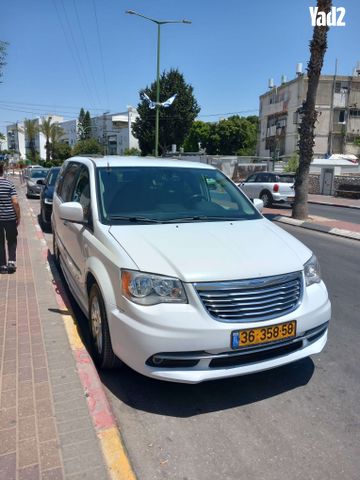 מודעת רכב קרייזלר גראנד וויאג'ר